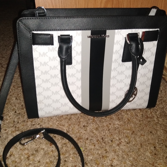 Michael kors purse - Picture 5 of 13